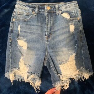 Woman’s risen Jean shorts